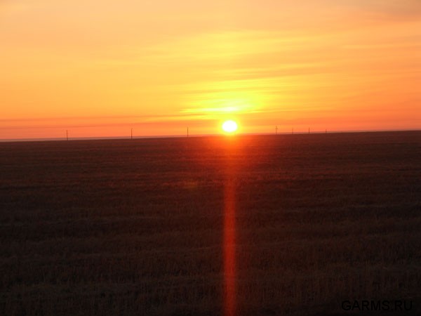 Солнце встает над казахской землей.